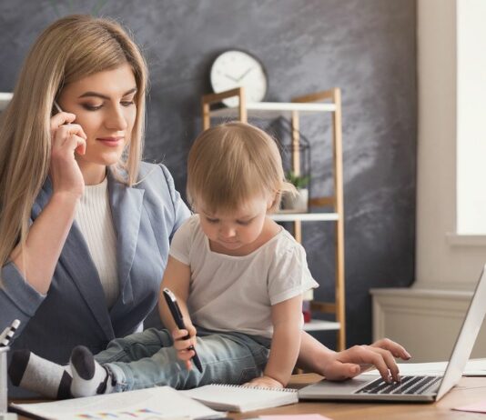 Mit Kind ins Büro? Ganz so einfach ist es nicht, Familie und Job zu vereinbaren.