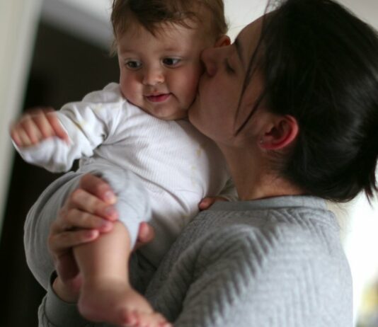 Eine Mama ist verzweifelt: Muss sie ihre Tochter dem quasi fremden Papa anvertrauen?