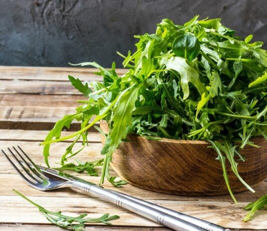 Rucola ist während der Schwangerschaft erlaubt, du solltest es mit der Menge aber nicht übertreiben.