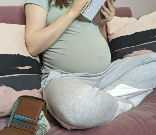 In der Schwangerschaft kommen einige Ausgaben zusammen. Wir sagen dir, wie du trotzdem sparen kannst!