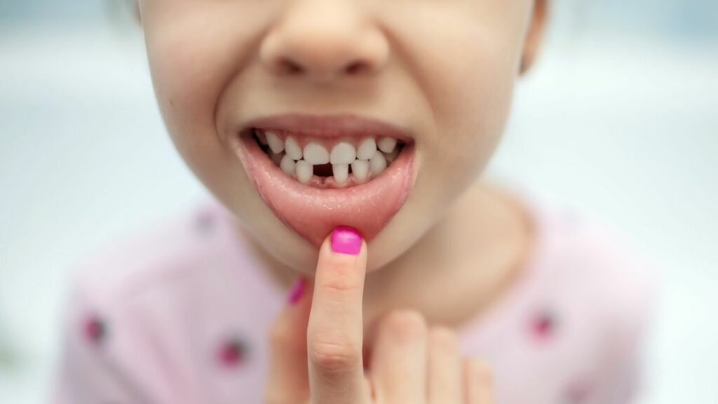 Kind erhält Abmahnung von der Zahnfee für Chaos im Kinderzimmer
