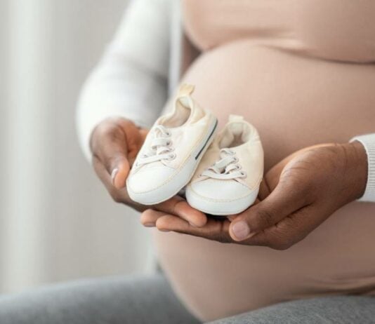 Beliebtes Fotomotiv, doch vielleicht noch etwas früh. Wann ist es Zeit für die ersten Schuhe fürs Baby?