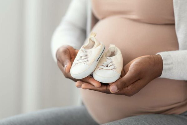 Beliebtes Fotomotiv, doch vielleicht noch etwas früh. Wann ist es Zeit für die ersten Schuhe fürs Baby?