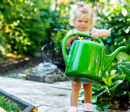 Draußen spielen ist das Größte für Kinder – dafür muss man aber den Garten kindersicher machen.