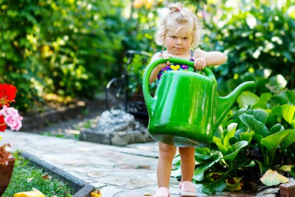 Draußen spielen ist das Größte für Kinder – dafür muss man aber den Garten kindersicher machen.