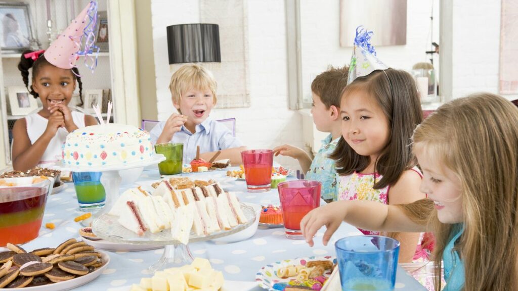 Kindergeburtstag: Mama wirft uneingeladene Nachbarskinder raus