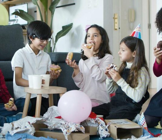 Hilfe, uneingeladene Gäste! Was tun, wenn Geschwisterkinder mit zur Kinderparty kommen?