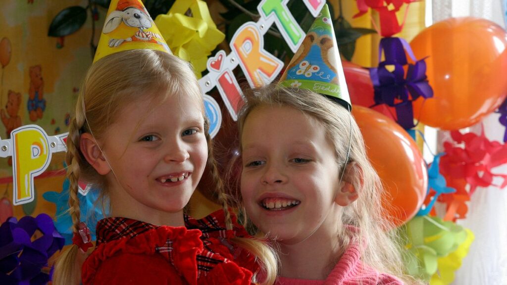 Kindergeburtstag: Bekommt das Geschwisterkind auch ein Geschenk?