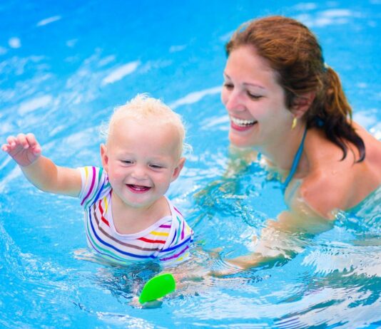 Die meisten Kinder lieben es, im Wasser zu planschen.