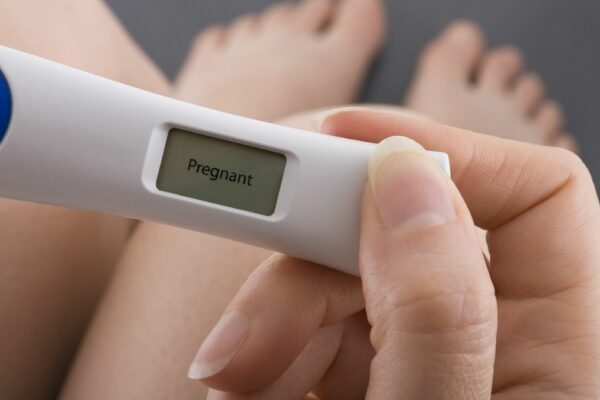 Der Blick auf einen positiven Schwangerschaftstest.