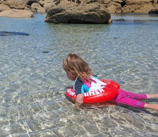 Sicher und praktisch – das müssen Schwimmhilfen für Babys und Kleinkinder sein.