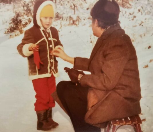 Die kleine Ilona Mitte der 80er mit ihrem alten Vater im Schnee. Foto: Echte Mamas / privat