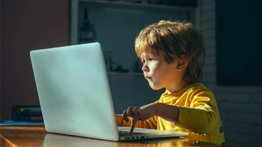 Digitalkompetenz von Kindern spielerisch fördern? Eine Expertin erklärt, wie’s geht