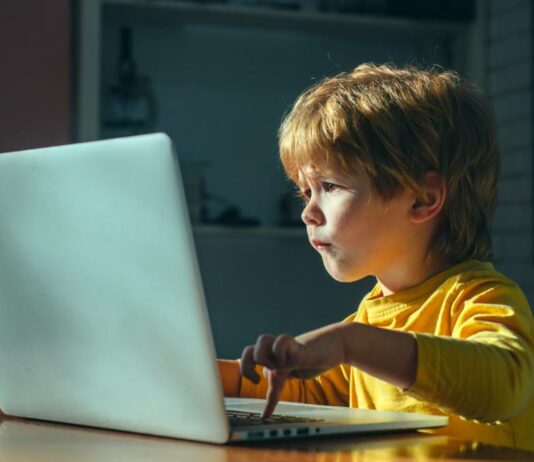 Bildschirme gehören heutzutage zum Leben dazu. Umso wichtiger, dass wir unsere Kinder den richtigen Umgang damit lehren.