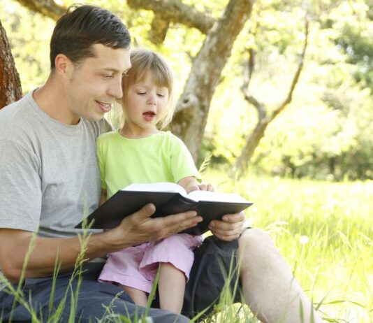 Papa oder entfernter Bekannte? Uns hat eine Mama geschrieben, weil ihr Kind in ihren Augen zu zutraulich ist.