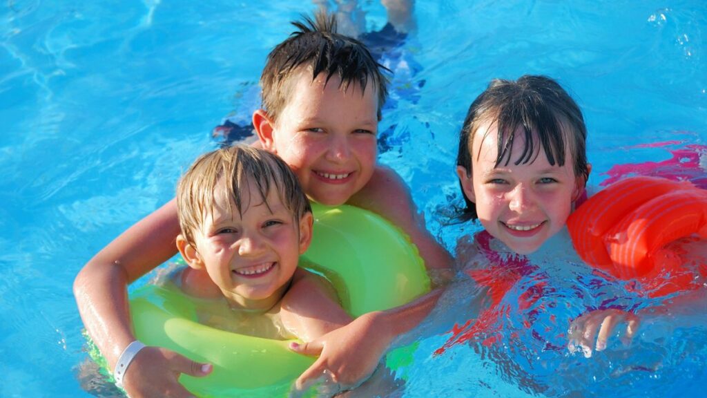 Kinderbetreuung im Urlaub: „Bei sehr kleinen Kindern sehe ich das kritisch.”