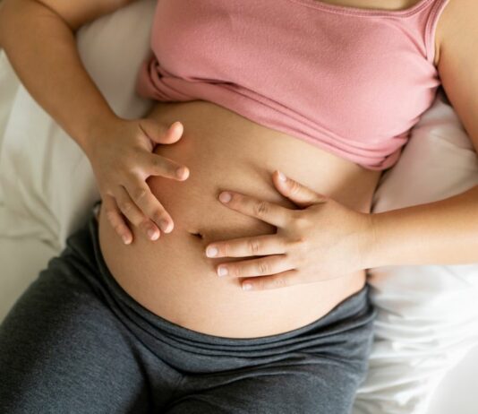 Die Kindslage SL bezeichnet die Schädellage, bei der das Baby mit dem Kopf nach unten liegt.