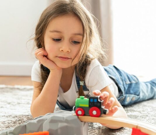 Manche Kinder können stundenlang selbstvergessen spielen.