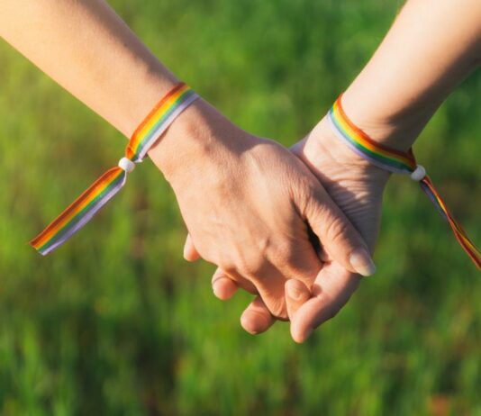 Mama & TikTokerin Emmaline teilt ein Video, indem sie ihre Kinder Fragen, was "Coming out" bedeutet – Ihre Reaktion darauf ist verblüffend reif.