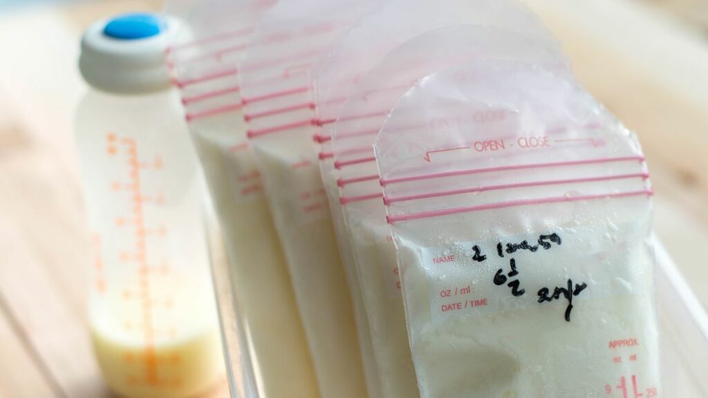 Muttermilch einfrieren: Wie geht das? Wir verraten es dir!
