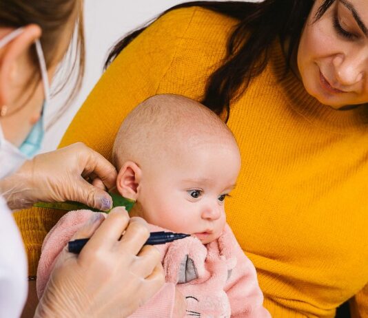 Ohrringe bei Babys: Muss das sein?
