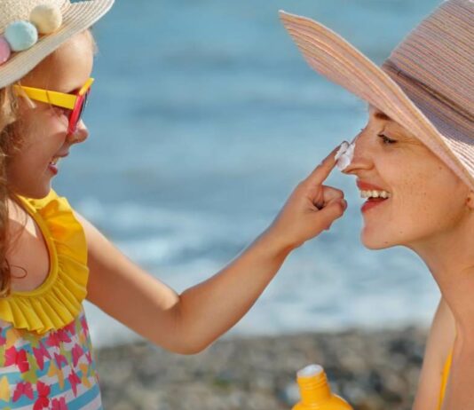 Mit diesen Tipps und Tricks wird das Eincremen deines Kindes mit Sonnencreme zum Kinderspiel.