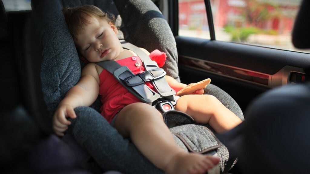 Rettung in letzter Sekunde: Baby aus heißem Auto befreit