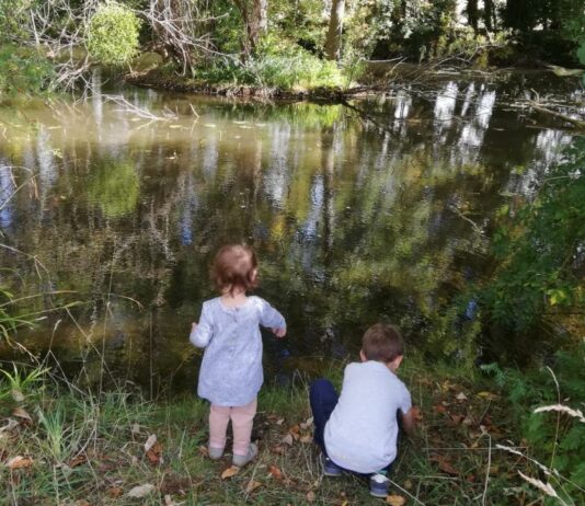 Am liebsten ist Aaron mit seiner Schwester immer draußen und immer in Bewegung – bis er krank wurde.