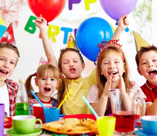 Schlechtes Wetter beim Kindergeburtstag? Keine Sorge, hier findest du die besten Spiele für drinnen.