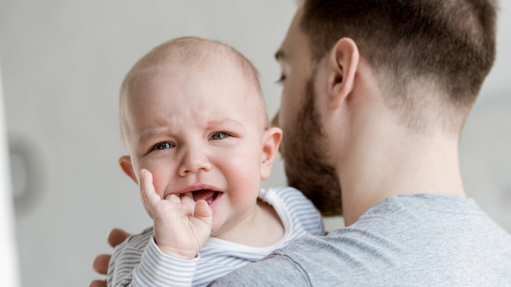 Vollzeit-Papa gibt auf: Überfordert nach 2 Tagen mit Baby
