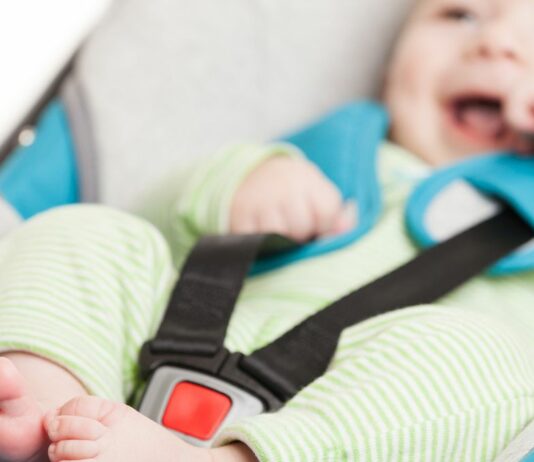 Mit den Tipps unser Expert*innen wird das Reisen mit Babys sicher und entspannt.