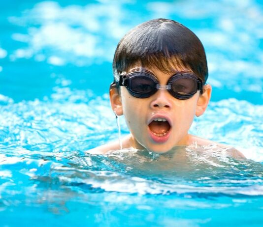 In einem Schwimmbad in Niedersachen dürfen Kinder nur mit Bronze ins Wasser.