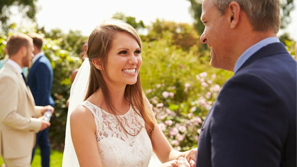 Vater verpasst Hochzeit der Tochter – um Stieftochter zum Altar zu führen