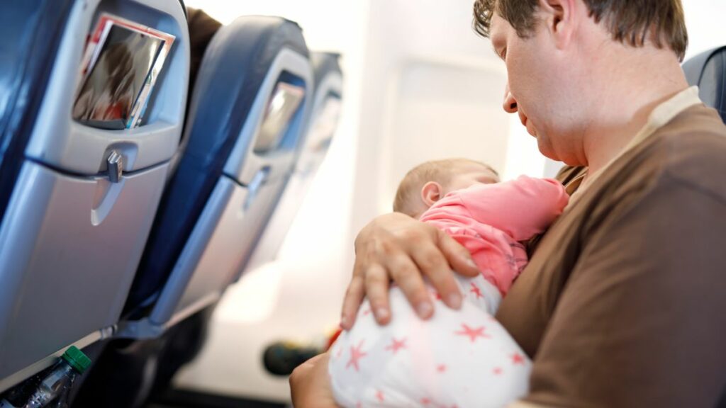 Flug mit schreiendem Baby: Mutter zeigt ihre Verzweiflung