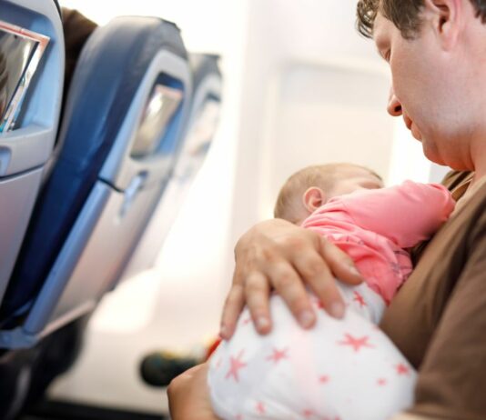 Das Baby schreit ununterbrochen im Flugzeug und man selbst fühlt sich, wie eine Versagerin als Mutter. – Du bist damit nicht allein!