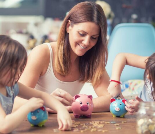 Auch wenn die Kindergrundsicherung auf sich warten lässt, dürfen sich Familien ab 2025 über mehr Kindergeld freuen.