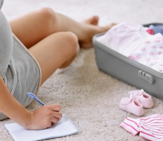 Mit unserer Checkliste als PDF ist die Kliniktasche für den Kaiserschnitt schnell gepackt.