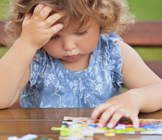 Kindern können beim Puzzeln in jedem Alter die Köpfchen ganz schön rauchen – gut so!