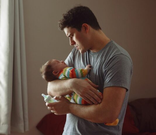 Ein Vater möchte andere Eltern davor warnen, ihr Baby zu küssen.