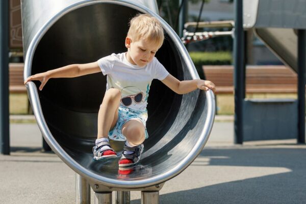 Rutschen aus Stahl können im Sommer extrem heiß werden.