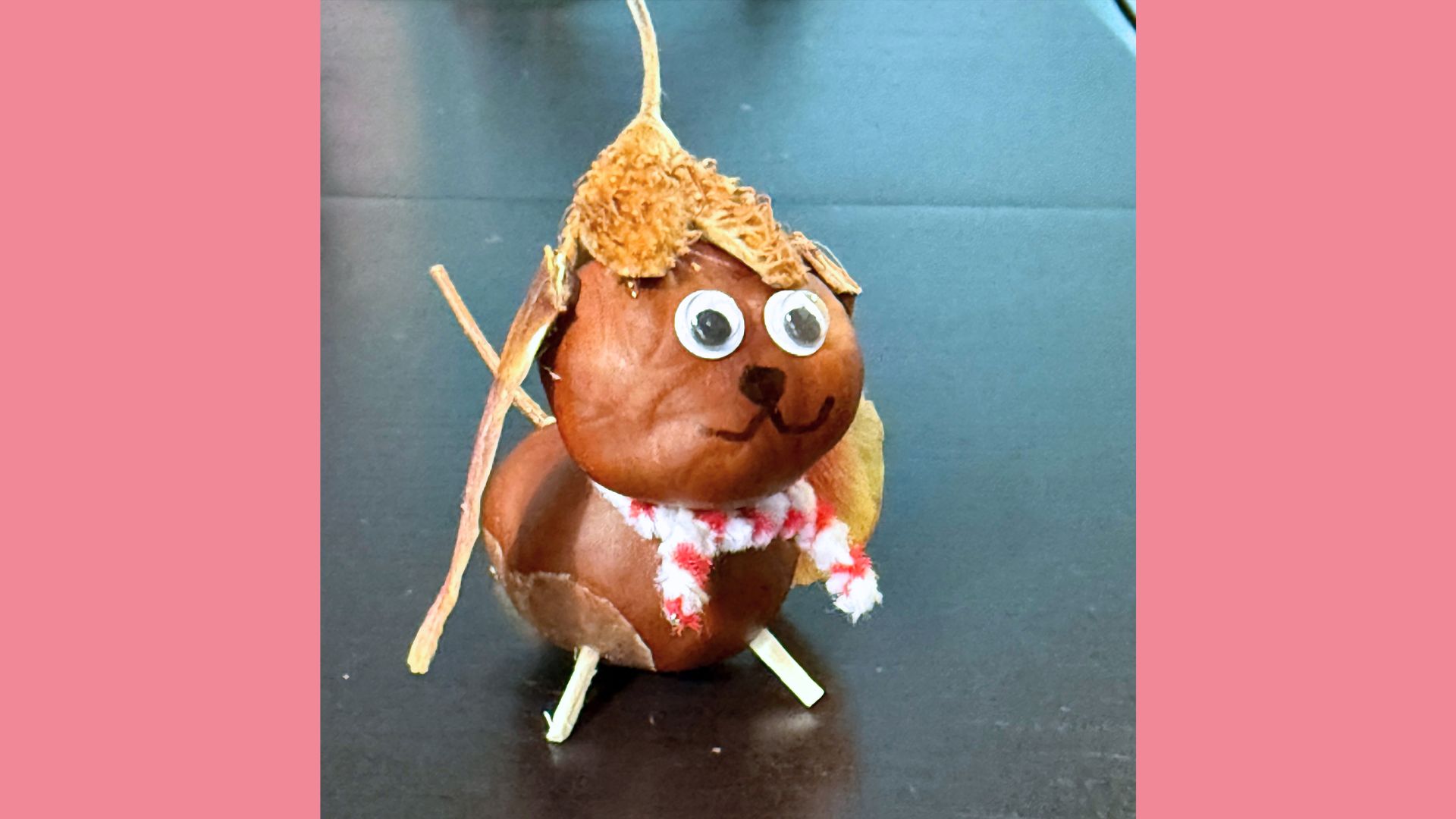 Auch ein kleiner Hund lässt sich mit etwas Zubehör aus Kastanien basteln.