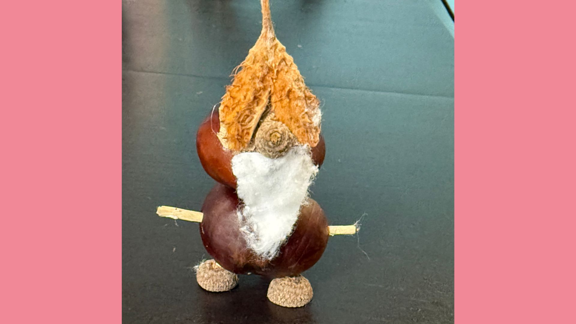 Ein kleiner Wichtel lässt sich mit etwas Zubehör aus Kastaien basteln.