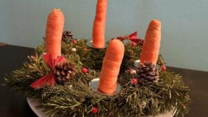 Super schneller Streich: Der Wichtel hat die Kerzen vom Adventskranz gegen Möhren getauscht.