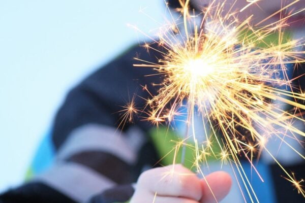 Kinder sind fasziniert von Wunderkerzen, Raketen & Co. – und wenn man ein paar Dinge beachtet, ist das auch völlig okay.