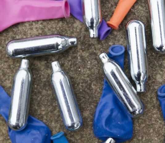 Sieht aus wie lustiges Partyzubehör, ist aber gefährlich: Lachgas, konsumiert über Luftballons und "Sahnekapseln" zum Befüllen mit Lachgas. Foto: Bigstock