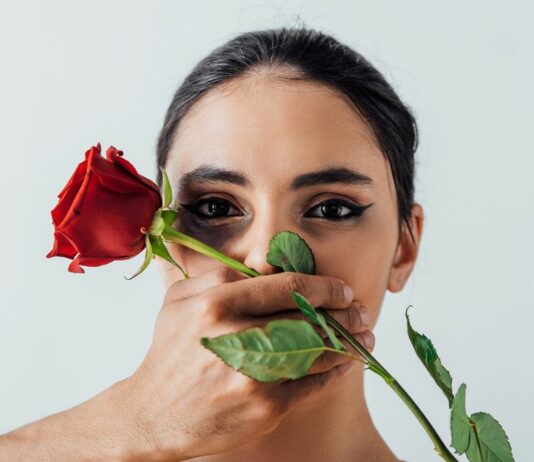 Unzählige Frauen erfahren regelmäßig Gewalt hinter der verschlossenen Tür – und niemand in ihrem Umfeld ahnt et