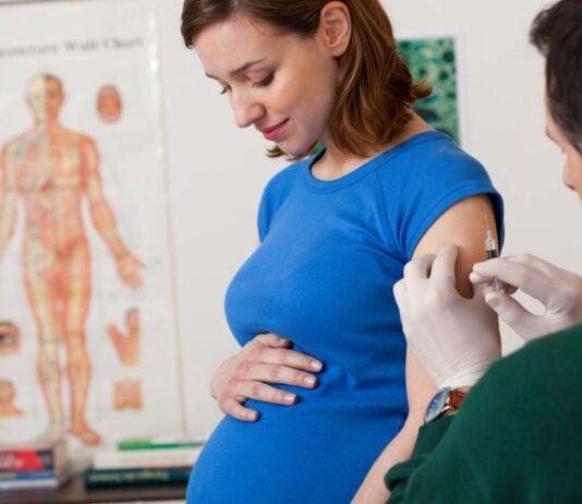 Keuchhusten ist auf dem Vormarsch – mit einem Pieks kannst du dein Baby aber auch schon im Bauch schützen.