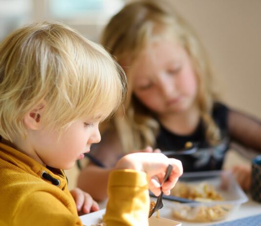 Viele Eltern verzichten aus Kostengründen auf gesundes Essen.