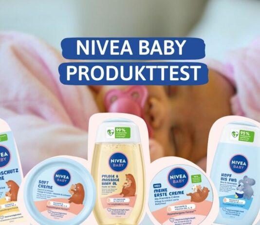 Baby schläft eingewickelt in rosa Handtuch.