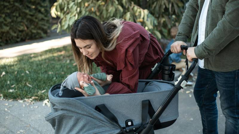 Wenn das Baby weint, geraten auch Mamas oft in Stress, denn nicht immer ist die Ursache direkt ersichtlich.